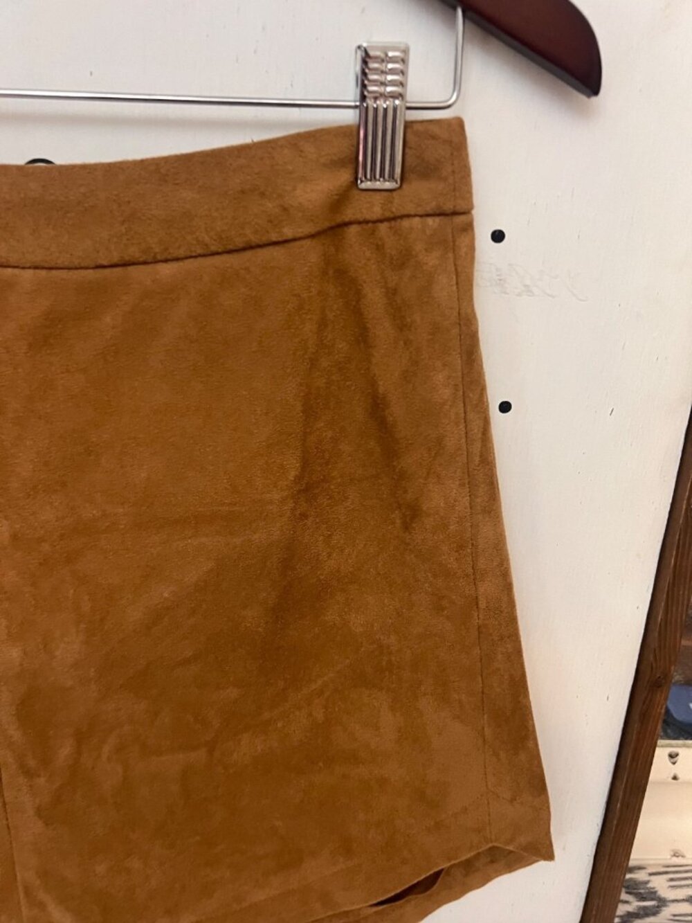 BB Dakota Faux Suede Mini Skirt, Whiskey Brown Size 4 Retro, Vintage Curved Hem - Picture 2 of 7